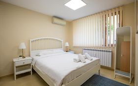 Bright 1Bdr Apartment In Top Center